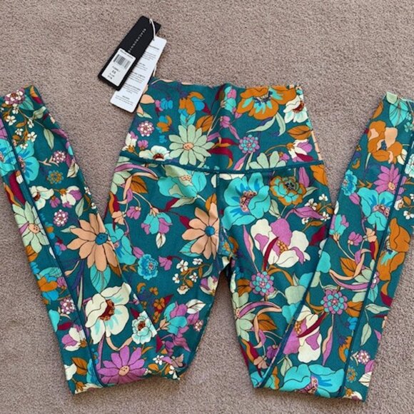 Beach Bunny - B|Fit - Activewear Set of 3 - Spencer Legging & Tops - XSMALL - Picture 6 of 6